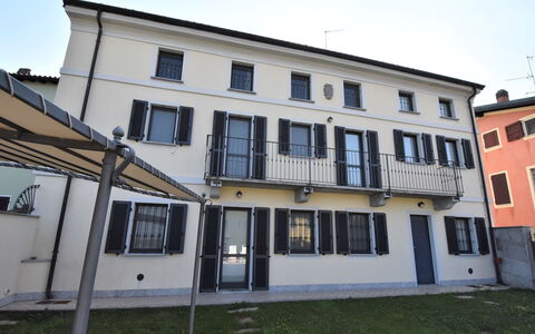 La Corte Bricca (Casa Padronale): Fenêtre, Bâtiment, Ciel, Design Urbain, Quartier, Plante, Façade, Toit, Condominium