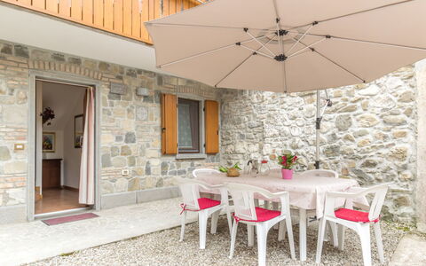 Casa Tranquilla: Fleur, Meubles, Table, Chaise, Plante, Bâtiment, Design Intérieur, Ombre, Pot De Fleur, Plante D'Appartement