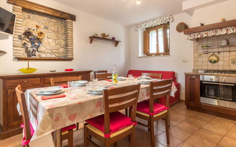 Casa Tranquilla: Table, Meubles, Propriété, Cadre, Bâtiment, Chaise, Bois, Maison, Design Intérieur, Sol