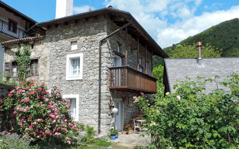 Casa Lienartova: Plante, Ciel, Nuage, Fleur, Bâtiment, Fenêtre, Maison, Végétation, Lot Terre, Paysage Naturel