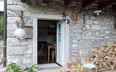 Casa Lienartova: Plante, Bâtiment, Pot De Fleur, Bois, Plante D'Appartement, Chaise, Brique, Porte, Brickwork, Façade