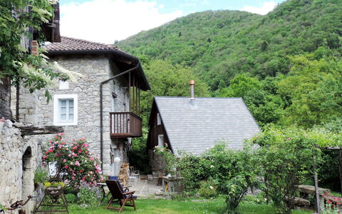Casa Lienartova: Plante, Ciel, Bâtiment, Nuage, Propriété, Fenêtre, Montagne, La Nature, Maison, Arbre