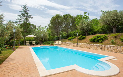 Il Noceto: L'Eau, Nuage, Plante, Ciel, Propriété, Piscine, La Nature, Bleu Azur, Arbre, Ombre