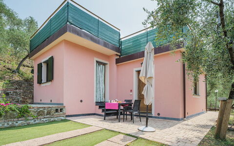 Villetta Linara: Plante, Propriété, Ciel, Bâtiment, Arbre, Lot Terre, Chalet, Ombre, Zone Résidentielle, Siding