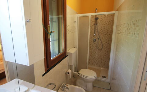 Villetta Luciana: Miroir, Luminaire Plomberie, Évier, Robinet, Salle De Bains, Lavabo, Bois, Design Intérieur, Violet