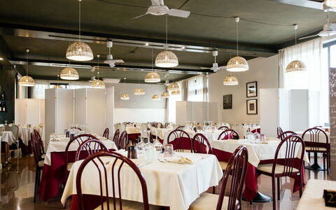 Italia: Restaurant, Hall De Fonction, Pièce, Bâtiment, Design Intérieur, Salle À Manger, Table, Banquet, Entreprise, Meubles