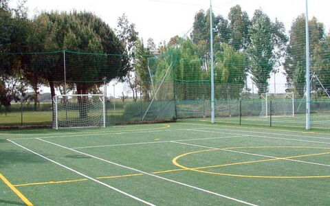 Italia: Ciel, Plante, Équipement Sportif, Arbre, Lot Terre, Herbe, Jeu De Balle, Éclairage Public, Net