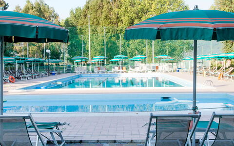Italia: Piscine, Loisir, Turquoise, Centre De Loisirs, Ombre, Bâtiment, Recours, Vacances, Architecture, Patio