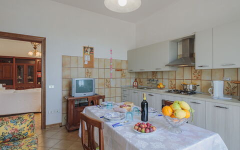 Del Freo: Table, Cabinetry, Propriété, Vaisselle, Chaise, Éclairage, Cuisine, Design Intérieur, Cadre, Comptoir