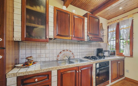 Mare e Monti: Comptoir, Cabinetry, Propriété, Robinet, Évier, Meubles, Bâtiment, Cuisine, Bois, Cuisinière