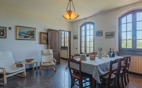 Casali: Meubles, Table, Fenêtre, Chaise, Cadre, Design Intérieur, Bois, Éclairage, Bâtiment