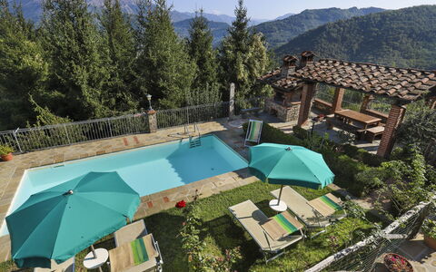 Carla (Blu150): Propriété, Ciel, La Nature, Arbre, Bleu Azur, Bâtiment, Plante, Piscine, Ombre, Mobilier De Jardin