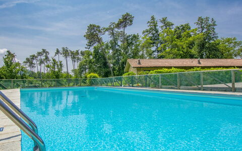 I Pini: L'Eau, Ciel, Nuage, Plante, Piscine, Bleu, Bleu Azur, Rectangle, Arbre, Paysage Naturel