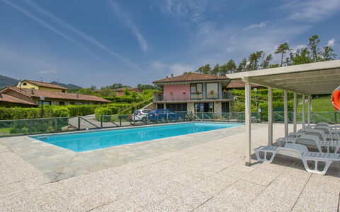 I Pini: Ciel, L'Eau, Nuage, Plante, Bâtiment, Piscine, Chaise, Bleu Azur, Arbre, Maison