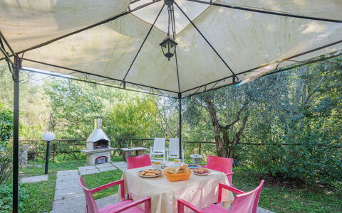 Villetta Cerchia: Table, Meubles, Plante, Chaise, Ombre, Tableau De Plein Air, Mobilier De Jardin, Vaisselle, Arbre, Nappe De Table