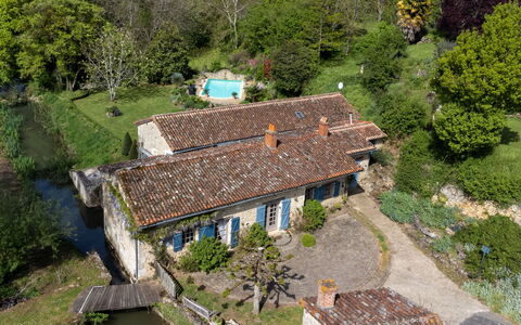 Moulin de Mois: Table, Vaisselle, Ciel, Meubles, Verres À Pied, Verre De Vin, Assiette, L'Eau, Drinkware, Bleu Azur
