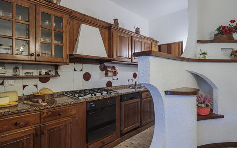 Barbara: Cabinetry, Comptoir, Propriété, Évier, Bois, Cuisinière, Robinet, Cuisine, Bâtiment, Design Intérieur