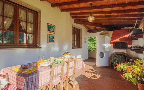 Barbara: Propriété, Meubles, Fenêtre, Table, Bâtiment, Bois, Plante, Architecture, Design Intérieur, Sol