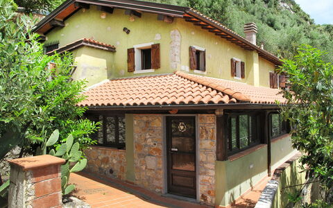 La Grotta: Plante, Bâtiment, Propriété, Fenêtre, Maison, Bois, Arbre, Chalet, Biome, Porte