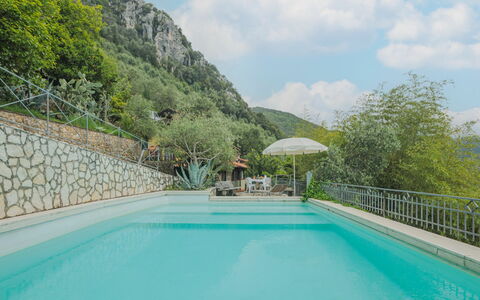 La Grotta: L'Eau, Ciel, Nuage, Plante, Propriété, Piscine, Bleu Azur, Arbre, Loisir, Composite