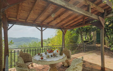 La Grotta: Table, Propriété, Meubles, Plante, Chaise, Ombre, Tableau De Plein Air, Design Intérieur, Mobilier De Jardin, Porche