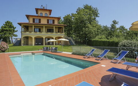 Le Castagne: Ciel, Bâtiment, Propriété, L'Eau, Plante, Piscine, Bleu Azur, Ombre, Arbre, Maison