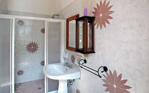 Le Castagne: Luminaire Plomberie, Évier, Propriété, Bâtiment, Robinet, Lavabo, Salle De Bains, Bois, Design Intérieur, Éclairage