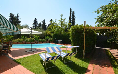 Villa Lucia: Propriété, Immobilier, Arrière-Cour, Bâtiment, Piscine, Maison, Herbe, Cour, Aménagement Paysager, Domicile