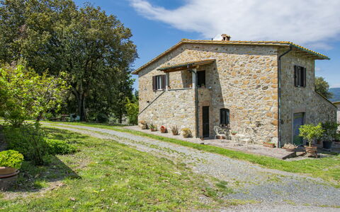 Il Sorbo: Nuage, Ciel, Plante, Fenêtre, Bâtiment, Arbre, Paysage Naturel, Lot Terre, Chalet, Herbe