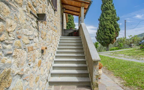 Il Sorbo: Ciel, Plante, Propriété, Escaliers, Nuage, Bois, Bâtiment, Surface De La Route, Arbre, Pente