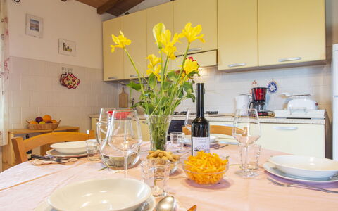 Il Sorbo: Vaisselle, Fleur, Table, Propriété, Meubles, Vaisselle, Assiette, Plante, Drinkware, Design Intérieur