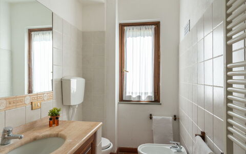 Podere Ritali: Évier, Luminaire Plomberie, Robinet, Propriété, Photographier, Lavabo, Salle De Bains, Bleu Azur, Armoire De Toilette