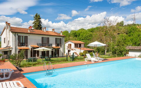 Podere Ritali: Nuage, L'Eau, Ciel, Plante, Fenêtre, Bâtiment, Piscine, Bleu Azur, Arbre, Mobilier De Jardin