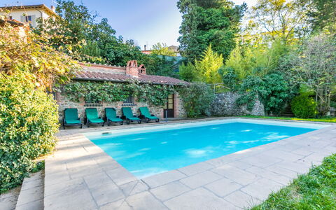 Belvedere: L'Eau, Plante, Ciel, Meubles, Piscine, Bleu Azur, Chaise, Plan D'Eau, Mobilier De Jardin, Jaune