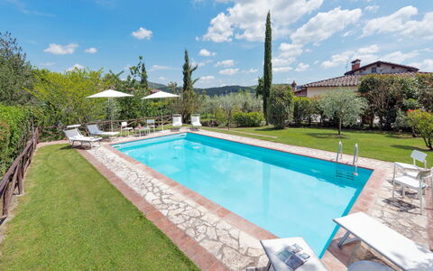 Villa del Poggio: L'Eau, Nuage, Ciel, Plante, Propriété, Piscine, Bâtiment, Bleu Azur, Arbre, Ombre