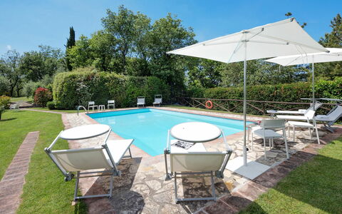 Villa del Poggio: Piscine, Propriété, Immobilier, Maison, Arrière-Cour, Herbe, Domicile, Bâtiment, Loisir, Pelouse