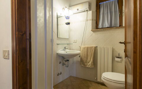 Oliveta: Salle De Bains, Pièce, Propriété, Luminaire Plomberie, Sol, Design Intérieur, Accessoire Salle De Bain, Armoire De Toilette, Bâtiment, Architecture