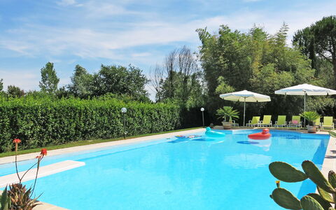 Luisa: L'Eau, Plante, Ciel, Nuage, Propriété, Piscine, Bleu Azur, Bleu, Arbre, Ombre