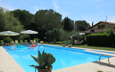 Luisa: L'Eau, Plante, Ciel, Meubles, Propriété, Piscine, Nuage, Bleu Azur, Chaise, Ombre