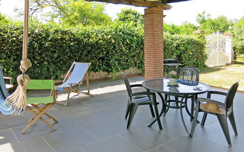 Luisa: Propriété, Patio, Tableau De Plein Air, Meubles, Table, Chaise, Immobilier, Bâtiment, Arrière-Cour, Mobilier De Jardin