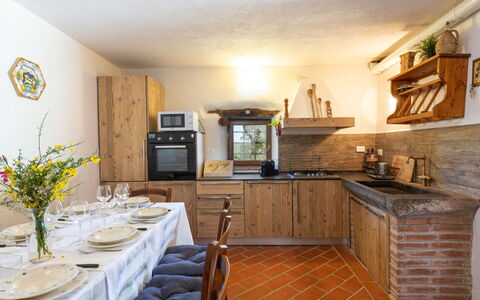 La Casina: Comptoir, Propriété, Cabinetry, Meubles, Cuisine, Design Intérieur, Bois, Table, Sol, Sol