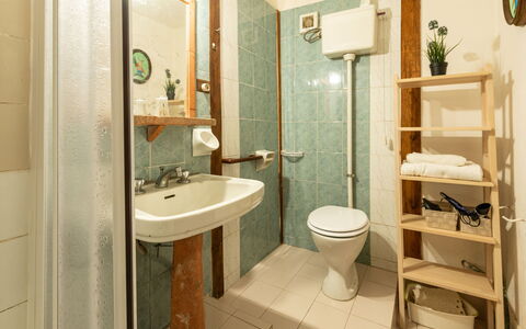 La Casina: Miroir, Lavabo, Évier, Luminaire Plomberie, Robinet, Propriété, Salle De Bains, Violet, Design Intérieur, Bâtiment
