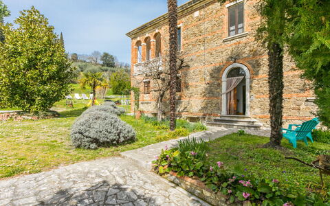 Podere Casina: Plante, Bâtiment, Fenêtre, Propriété, Ciel, Arbre, Fleur, Végétation, Herbe, Maison