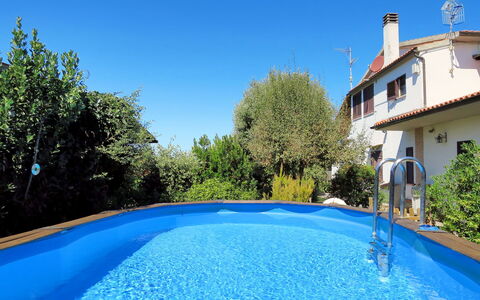 Bellosguardo: L'Eau, Ciel, Plante, Bâtiment, Bleu, Piscine, Bleu Azur, Fenêtre, Arbre, Herbe