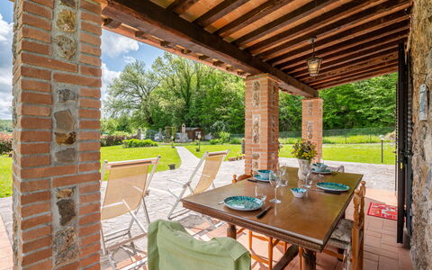 Dilia: Propriété, Plante, Table, Meubles, Chaise, Bois, Ombre, Design Intérieur, Arbre, Mobilier De Jardin