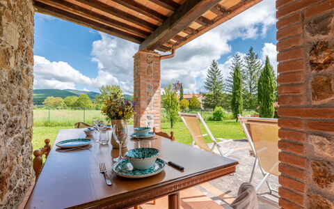 Dilia: Table, Nuage, Ciel, Meubles, Propriété, Plante, Bois, Vaisselle, Arbre, Design Intérieur
