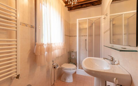 Dilia: Marron, Miroir, Robinet, Luminaire Plomberie, Évier, Propriété, Lavabo, Bâtiment, Salle De Bains, Violet