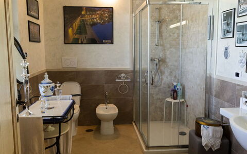 Borgo Sacramento: Luminaire Plomberie, Évier, Propriété, Miroir, Robinet, Lavabo, Bâtiment, Salle De Bains, Design Intérieur, Sol