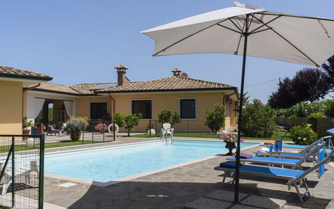 Borgo Sacramento: L'Eau, Ciel, Plante, Bâtiment, Ombre, Piscine, Mobilier De Jardin, Maison, Arecales, Arbre