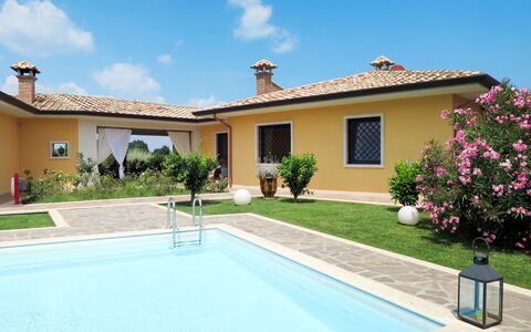 Borgo Sacramento: Ciel, Plante, Bâtiment, L'Eau, Propriété, Fenêtre, Nuage, Maison, Ombre, Porte